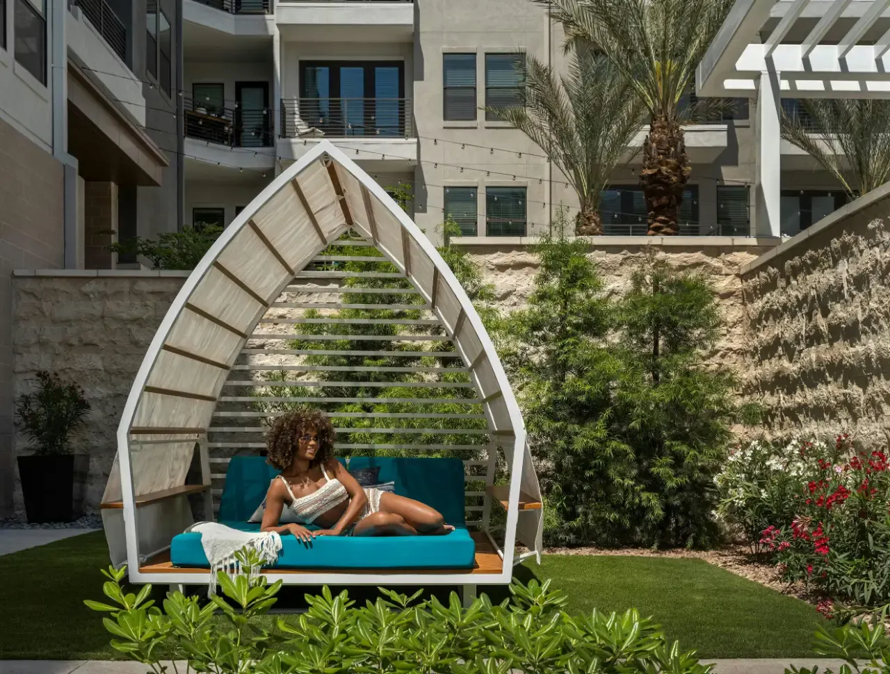 Outdoor Garden Lounge at Auric Symphony Park